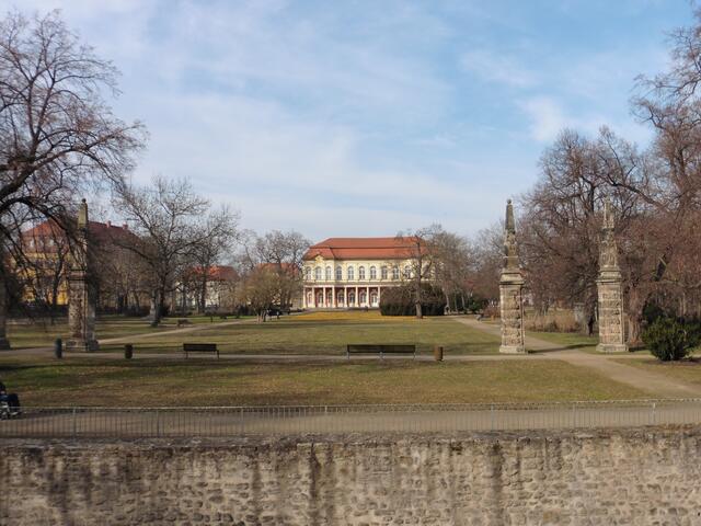 Blick vom Schloss auf den Garten