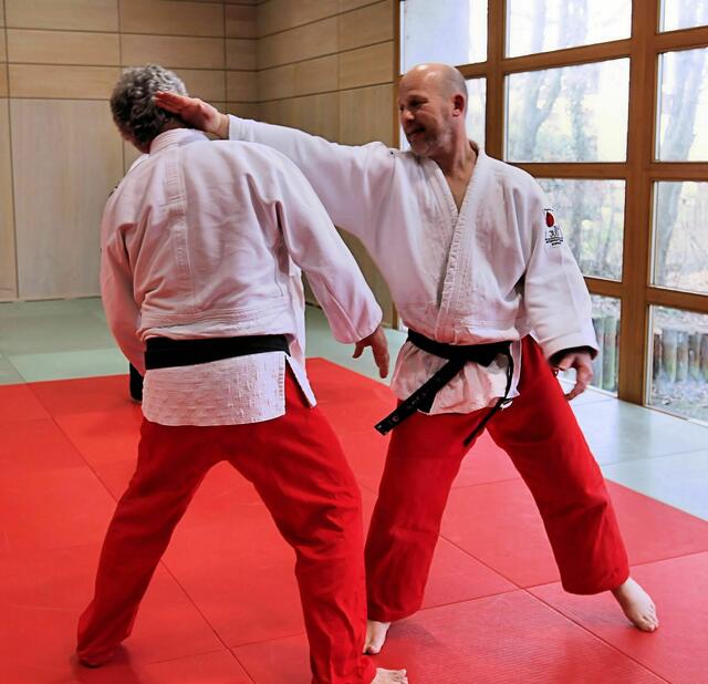 rasanter Handkantenschlag