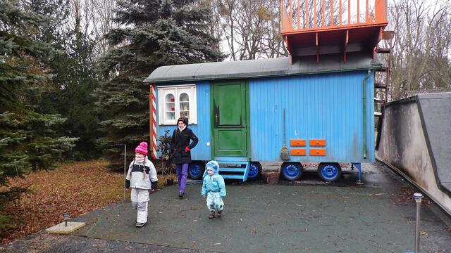 Jurassic Park auf Schloss Marienthal - am 14.3.2015 - wessen "Bauwagen" ist das ?