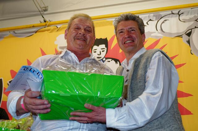 Gegen Steinheberlegende Hans Zerhoch (links) aus Schongau war die Konkurrenz chancenlos. Bürgermeister Rudolf Schneider überreichte den Geschenkkorb.