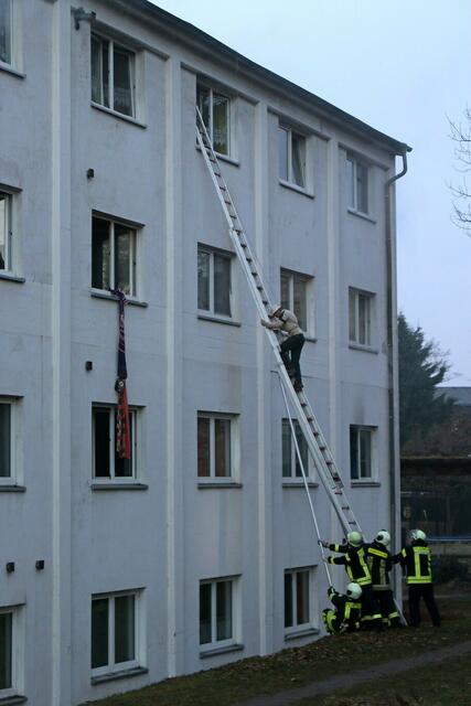 Rettung aus dem obersten Stockwerk (6:30 Uhr)