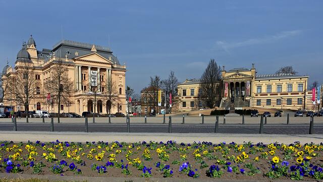 Frühjahrsblüher im Alten Garten, im Hintergrund das Mecklenburgische Staatstheater und das Staatliche Museum. Foto: Helmut Kuzina