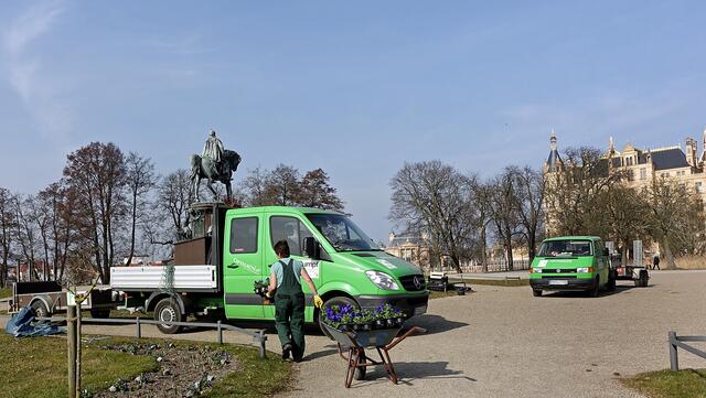 Mitarbeiter der Gartenbaufirma im Schlossgarten. Foto: Helmut Kuzina