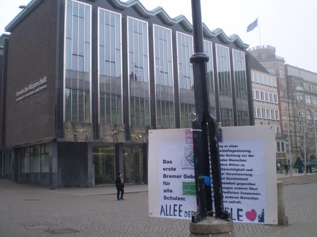 Das erste Bremer Gebot für alle Schulen am 20. März 2015 während der Sonnenfinsternis auf dem Bremer Marktplatz
