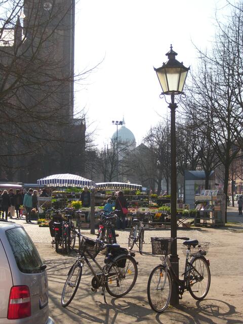 An mehreren Wochentagen ist Markt auf dem Bassinplatz; im Hintergrund die Nikolaikirche