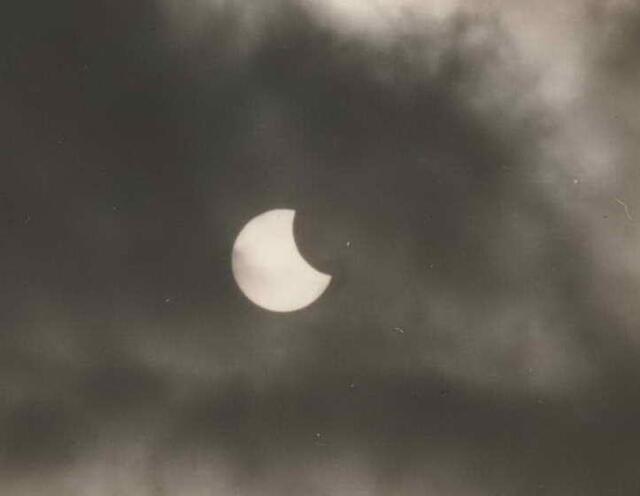 12.10.1996. Ein nur leicht bewölkter Himmel lässt uns das Schauspiel verfolgen. 54 Prozent der Sonnenscheibe werden vom Mond bedeckt.