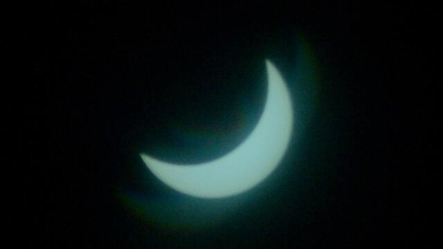 Der Mond wandert langsam aus der Sonne.