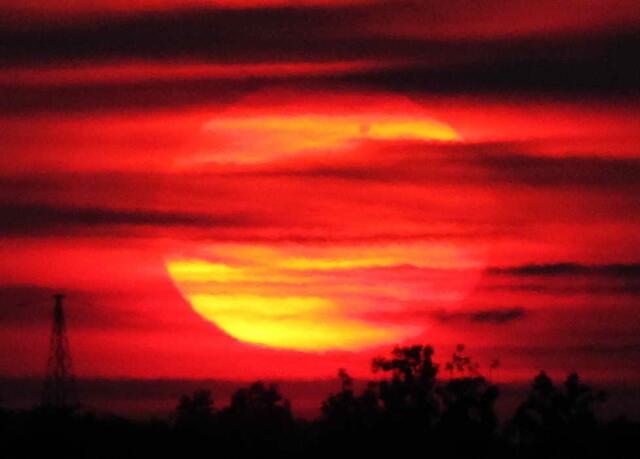 6. Juni 2012. Der zweite Venustransit. Leider verschwindet die Sonne kurz nach dem Aufgang hinter dichten Wolken. Doch im oberen waagerechten gelben Streifen ist die Venus als dunkler Fleck erkennbar.