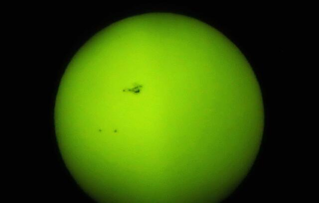 16. Januar 2005. Eine gigantische Ansammlung von Sonnenflecken. Wie erstaunt war ich damals, als ich mein Fernrohr auf die Sonne richtete. Sie hatten eine Ausdehnung von etwa 200.000 km, was mehr als der halben Entfernung von der Erde zum Mond entspricht.