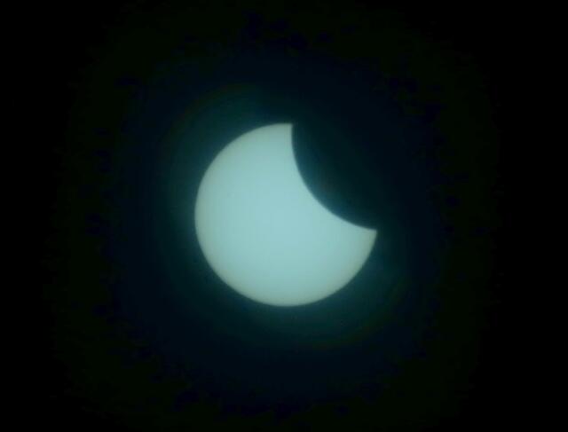 Immer weiter schiebt sich der Mond vor die Sonne. | Foto: Christel Wolter