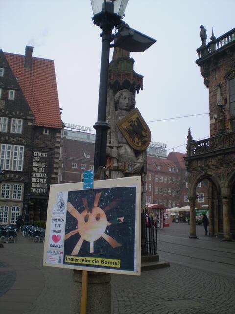 BAKI-Plakat "Immer lebe die Sonne!" während der Sonnenfinsternis am 20. März 2015 auf dem Bremer Marktplatz