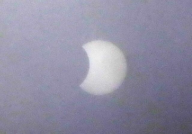 Ohne Schutzbrille kann die Verfinsterung beobachtet werden. Während des Maximums werden knapp 70 Prozent der Sonne bedeckt.