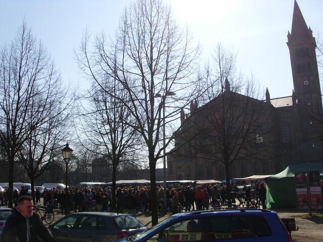 So viele Besucher hat der Bassinplatz mit der St Peter und Paul Kirche selten.