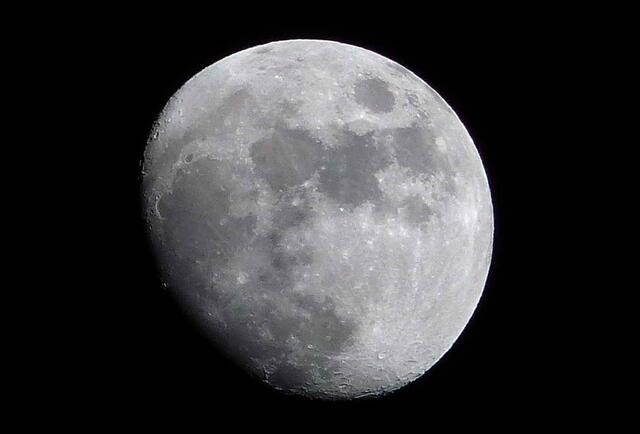 Nur der Mond ermöglicht eine Sonnenfinsternis. Meistens ist er scheinbar etwas größer als die Sonne, doch es kommt auf den Abstand an. Manchmal gibt es auch ringförmige Finsternisse. | Foto: Christel Wolter