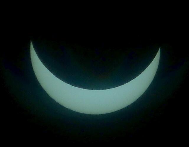10.43 Uhr, der Höhepunkt der Bedeckung. Nur noch gut 20 Prozent der Sonnenscheibe sind sichtbar. Und man muss sich bei dem ganzen Vorgang immer mal wieder vergegenwärtigen, dass sich ja eine schwarze Kugel vor eine helle schiebt.