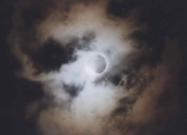 Der Moment, in dem sich der Mond vollständig vor die Sonne schiebt. Noch ein kurzes Aufblitzen, dann ist der Blick frei auf ein überirdisch schönes Himmelsschauspiel. | Foto: Christel Wolter