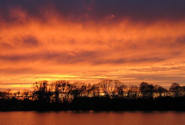 Aber auch so mancher Sonnenuntergang lässt uns staunen, so wie dieser ungewöhnliche an einem Novembertag im Jahr 2009.