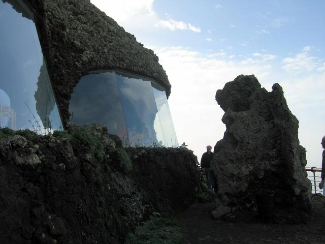 Mirador el Rio von Cesar Manrique in eine Lavablase gebautes Restaurant mit grandioser Aussicht auf die Insel La Graciosa