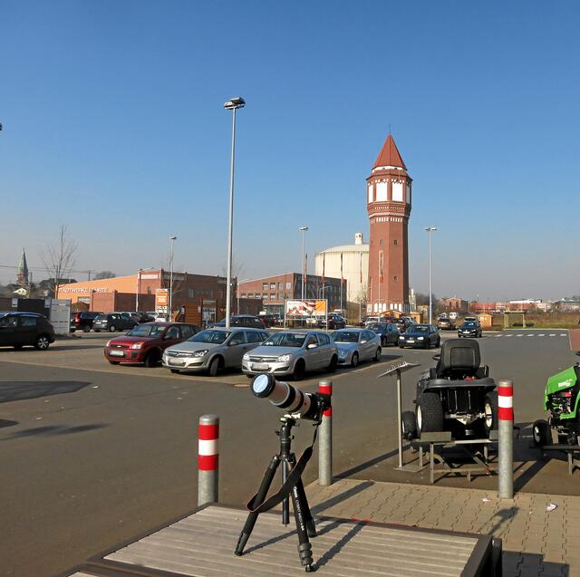 Blauer Himmel am Tag der SoFi (20.03.2015 9:26 Uhr), Im Vordergrund: Kamera (wie beschrieben)  auf dem Stativ.