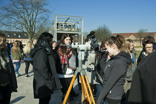 Schüler und Lehrer bei der Beobachtung der Sonnenfinsternis | Foto: SCHWARZE-art-PHOTOGRAPHIE