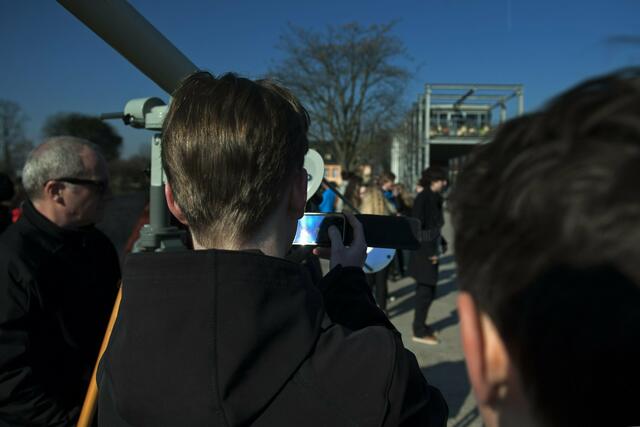 Schüler und Lehrer bei der Beobachtung der Sonnenfinsternis | Foto: SCHWARZE-art-PHOTOGRAPHIE