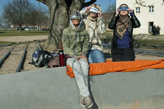 Schüler und Lehrer bei der Beobachtung der Sonnenfinsternis | Foto: SCHWARZE-art-PHOTOGRAPHIE