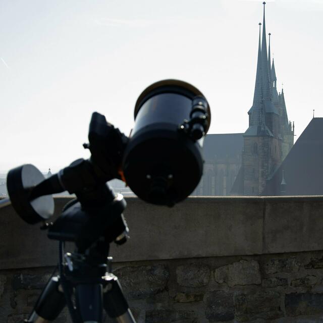 Schüler und Lehrer bei der Beobachtung der Sonnenfinsternis | Foto: SCHWARZE-art-PHOTOGRAPHIE