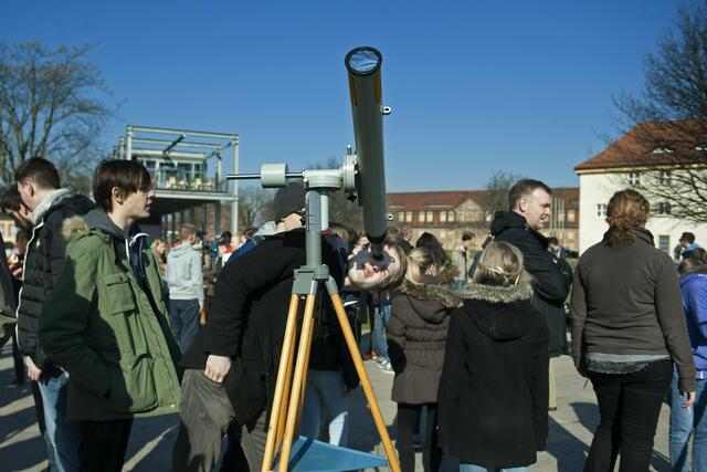 Schüler und Lehrer bei der Beobachtung der Sonnenfinsternis | Foto: SCHWARZE-art-PHOTOGRAPHIE