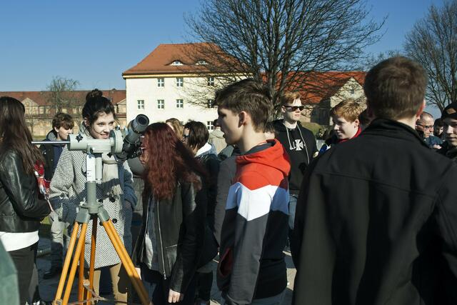 Schüler und Lehrer bei der Beobachtung der Sonnenfinsternis | Foto: SCHWARZE-art-PHOTOGRAPHIE