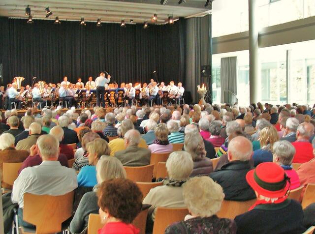 Sehr gut besuchter Quellensaal in der Wandelhalle