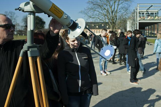 Schüler und Lehrer bei der Beobachtung der Sonnenfinsternis | Foto: SCHWARZE-art-PHOTOGRAPHIE