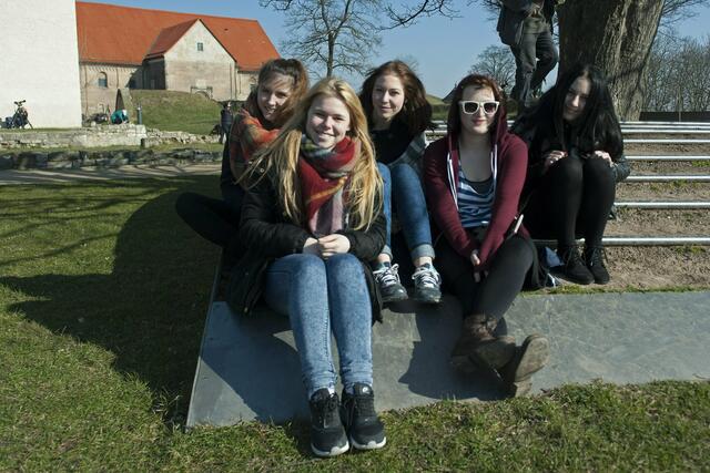 Schüler und Lehrer bei der Beobachtung der Sonnenfinsternis | Foto: SCHWARZE-art-PHOTOGRAPHIE