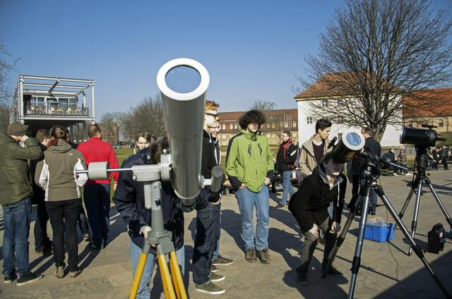Schüler und Lehrer bei der Beobachtung der Sonnenfinsternis | Foto: SCHWARZE-art-PHOTOGRAPHIE