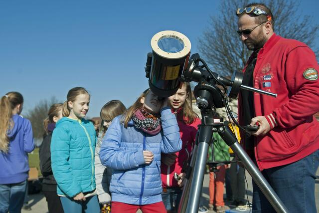 Schüler und Lehrer bei der Beobachtung der Sonnenfinsternis | Foto: SCHWARZE-art-PHOTOGRAPHIE