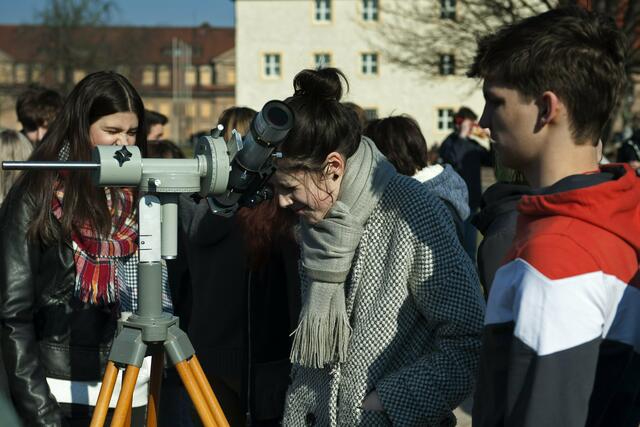 Schüler und Lehrer bei der Beobachtung der Sonnenfinsternis | Foto: SCHWARZE-art-PHOTOGRAPHIE