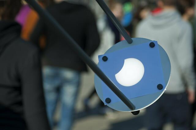 Schüler und Lehrer bei der Beobachtung der Sonnenfinsternis | Foto: SCHWARZE-art-PHOTOGRAPHIE