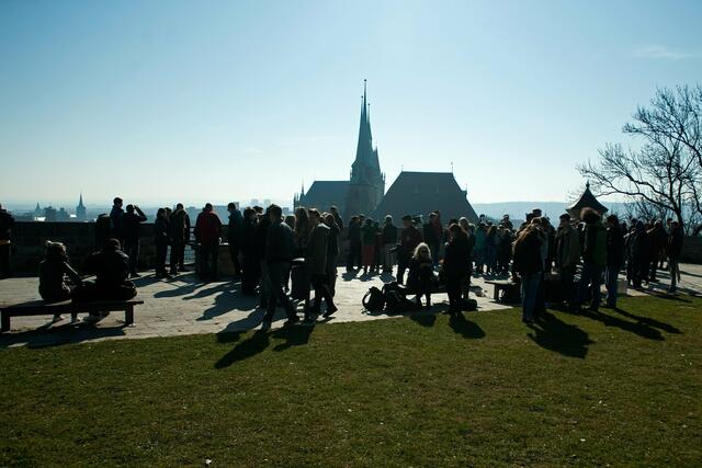 Schüler und Lehrer bei der Beobachtung der Sonnenfinsternis | Foto: SCHWARZE-art-PHOTOGRAPHIE