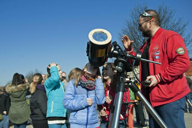 Schüler und Lehrer bei der Beobachtung der Sonnenfinsternis | Foto: SCHWARZE-art-PHOTOGRAPHIE