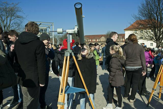 Schüler und Lehrer bei der Beobachtung der Sonnenfinsternis | Foto: SCHWARZE-art-PHOTOGRAPHIE