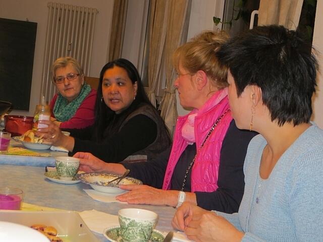 Daisy erklärt die Eigenschaft der starkriechende Paste "Bagoong"
