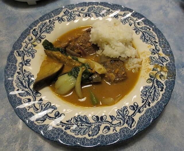 Kare Kare mit gekochem Reis - fertig zum Servieren
