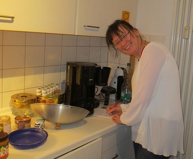 Anja Heinke notiert den Kochvorgang akribisch