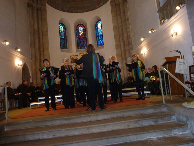 Der Frauenchor Groß Munzel sang ein flottes Lied,unter südlicher Sonne-La Bamba.