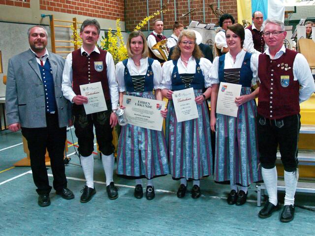 Für langjährigen Mitgliedschaft geehrt wurden vom Vertreter des Allgäu-Schwäbischen Musikbundes Markus Windgasse-Löffler (links), Rudi Schmid, Manuela Hafner,  Gudrun Markus, Simone Dembelein (v.l.n.r.). Mit ihnen freut sich Vorstand Meinrad Brugmoser (rechts).