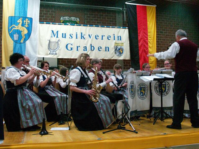 Das Blasorchester des Musikvereins Graben begeisterte mit einem bunten Strauß wunderbarer Melodien.