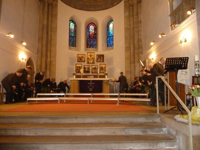 Das Corps nimmt an jeder Seite Platz.