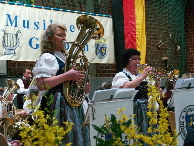 Gudrun Markus (links) am Tenorhorn und Bettina Brugmoser am Flügelhorn überzeugten bei ihren Soli.