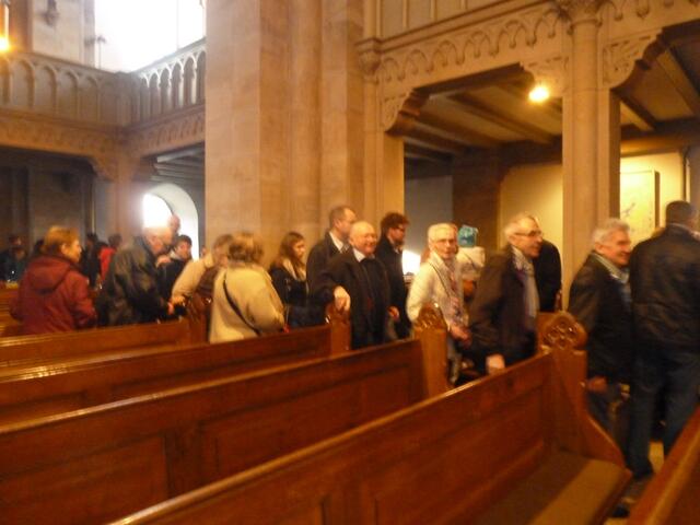 Die Zuhörer strömen zum Ausgang.