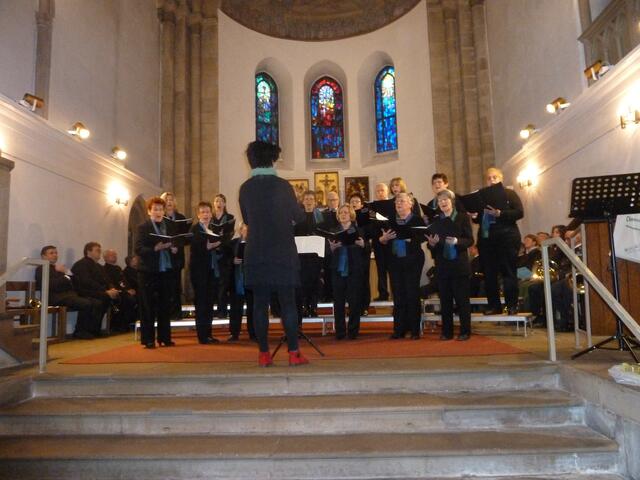 Der kleine Singkreis Landringhausen mußte sich mit ihrer Darbietung nicht verstecken ,die Lieder waren gut.Besonders der Kriminal Tango wurde gern gehört.