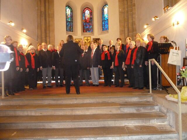 Als erste trat der große Männer und Frauenchor mit dem Lied Halleluja auf.